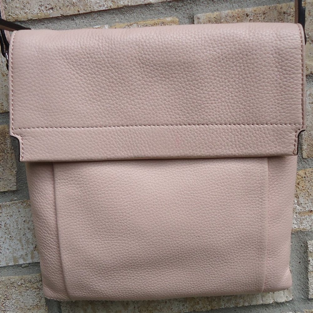 VINCE CAMUTO pebbled leather crossbody bag/purse.